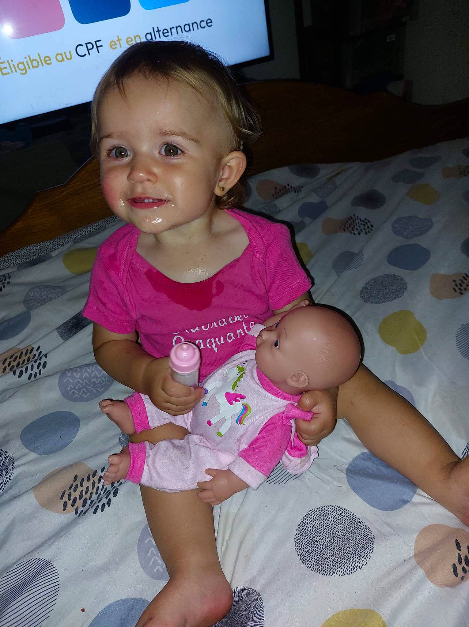 Léna a rejoint le concours — aidez-le/la à gagner de superbes lots ! arm, baby, baby_toddler_clothing, cheek, comfort, eye, face, finger, hairstyle, head, human_body, joy, leg, mouth, organ, person, pink, skin, smile, textile