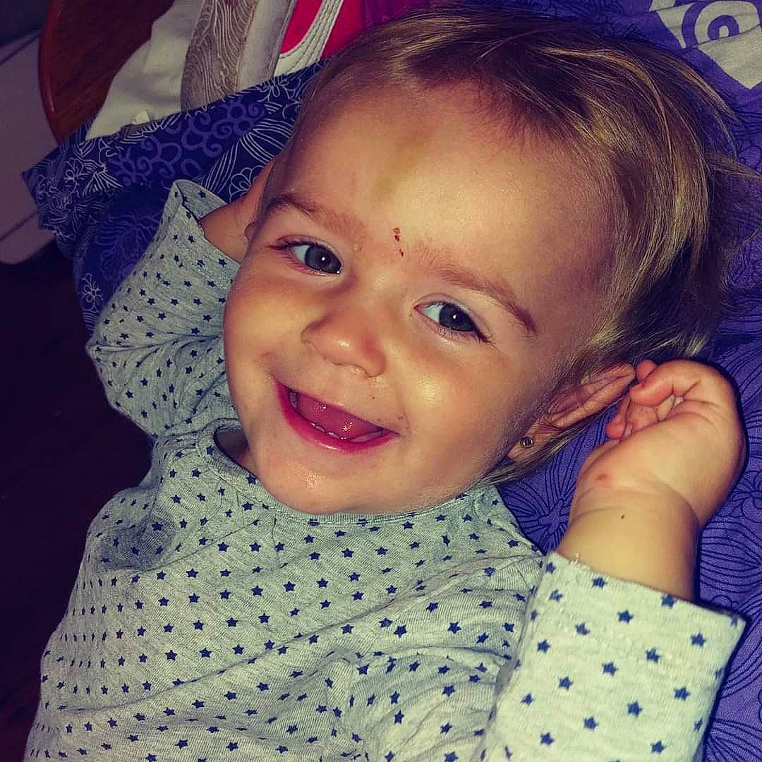 Léna a rejoint le concours — aidez-le/la à gagner de superbes lots ! baby_toddler_clothing, blue, cheek, chin, cloud, ear, eyebrow, eyelash, forehead, hairstyle, happy, joy, lip, mouth, neck, nose, organ, person, skin, sleeve