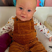 Scott a rejoint le concours — aidez-le/la à gagner de superbes lots ! baby, child, infant, face, blue_eyes, mohawk, overalls, corduroy, shirt, fox_pattern, bed, indoor, portrait, smile, person, cute, curious, colorful_background, adult, hand