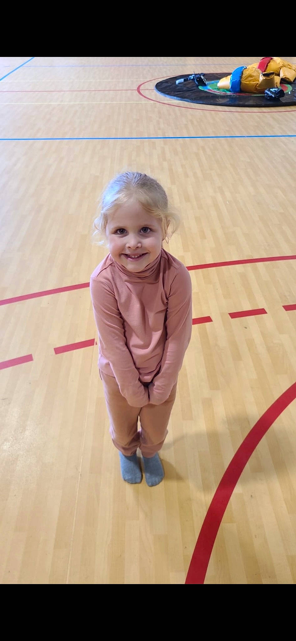 Mila participe au concours pour gagner de l'argent avec cette photo : child, entertainment, floor, flooring, foot, fun, happy, hardwood, human_leg, joy, laminate_flooring, performing_arts, person, play, room, sitting, smile, toddler, varnish, wood