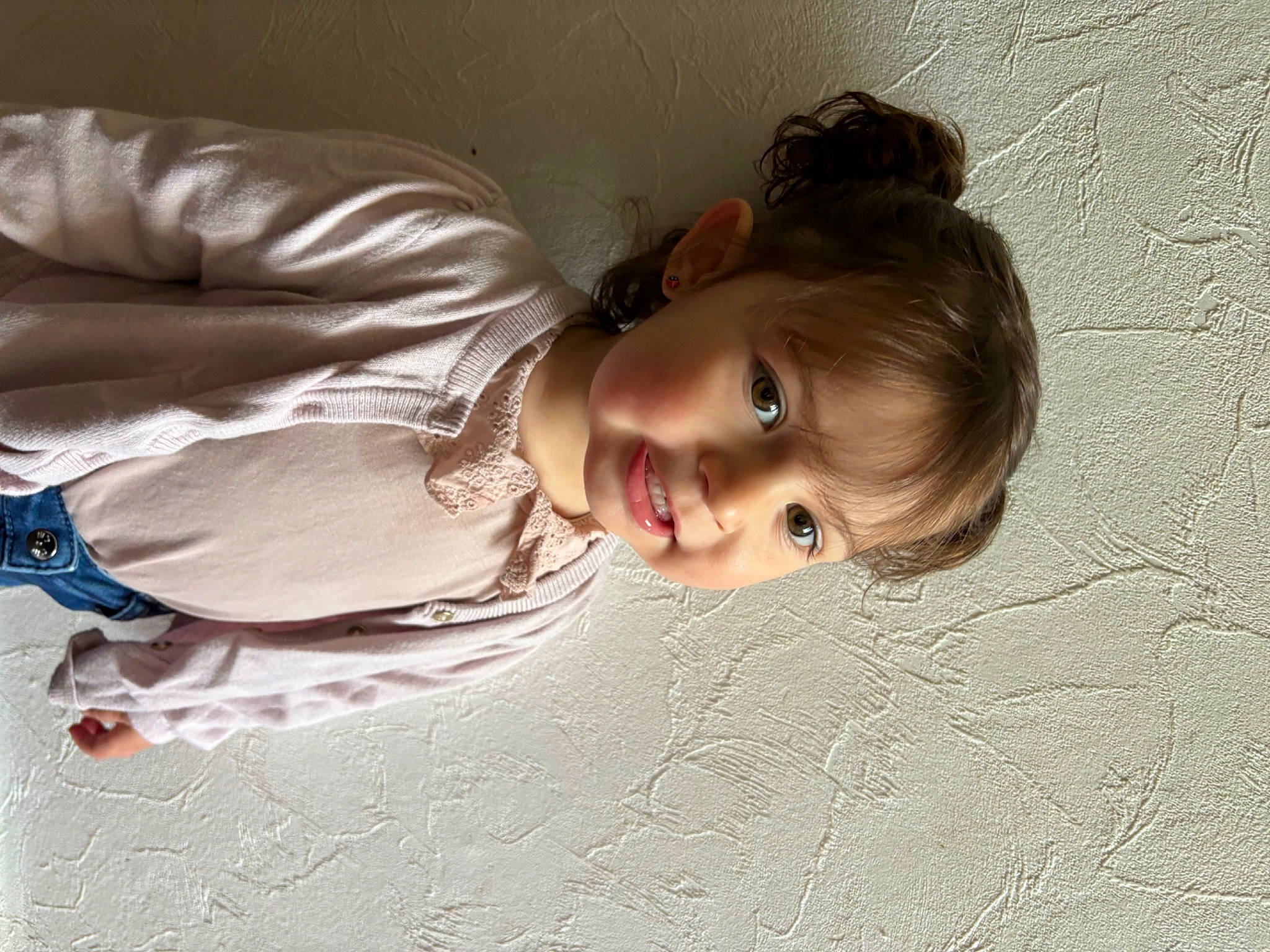 Yvannah a rejoint le concours — aidez-le/la à gagner de superbes lots ! baby, cheek, child, chin, comfort, eye, flash_photography, floor, flooring, fun, happy, head, nose, person, portrait_photography, sitting, skin, smile, toddler, wood