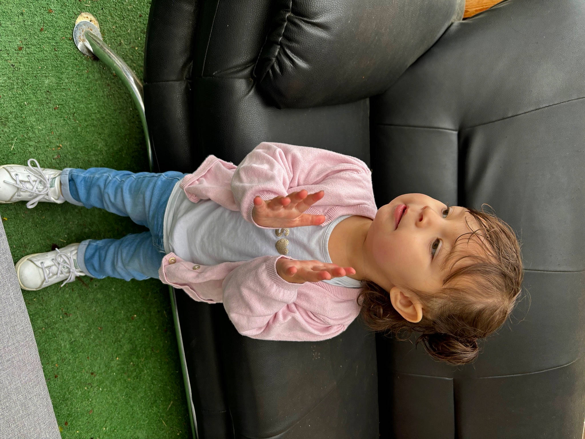 Yvannah a rejoint le concours — aidez-le/la à gagner de superbes lots ! baby, baby_products, baby_toddler_clothing, cheek, child, comfort, couch, gesture, grass, happy, human_leg, joint, knee, leisure, person, plant, sitting, skin, smile, toddler