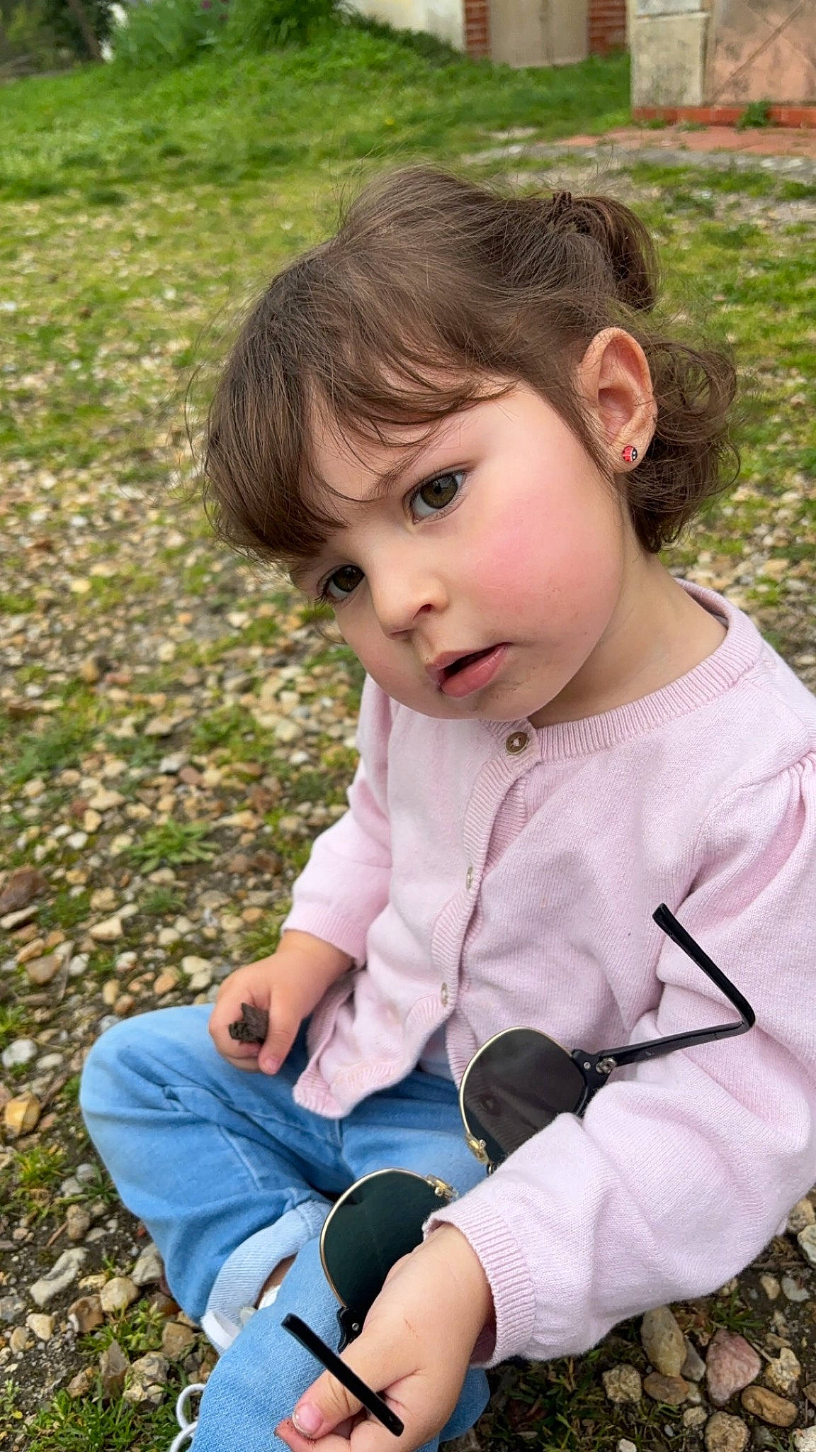 Yvannah participe au concours pour gagner de l'argent avec cette photo : baby_toddler_clothing, bangs, child, fun, grass, grass_family, happy, leisure, lip, pattern, people, people_in_nature, person, plant, recreation, sitting, skin, sleeve, spring, t_shirt