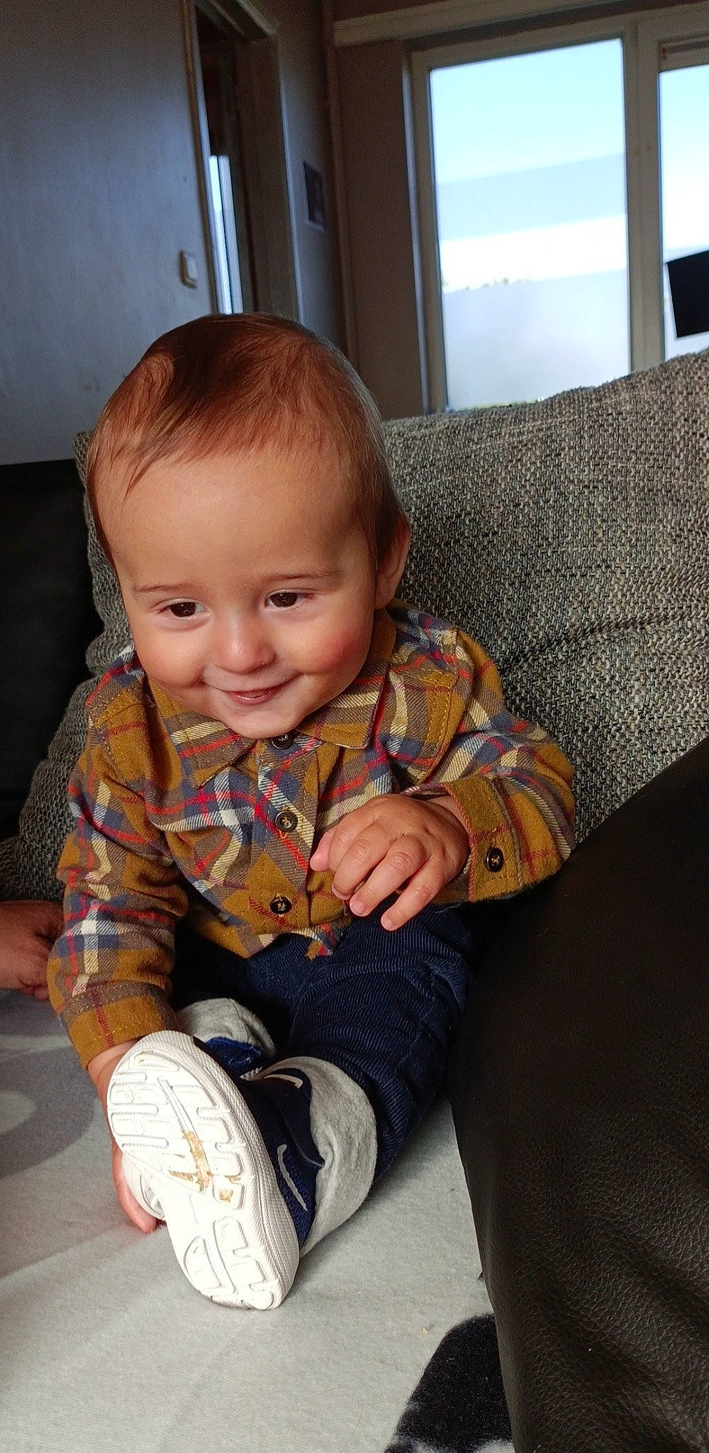 Attilio a rejoint le concours — aidez-le/la à gagner de superbes lots ! baby, baby_toddler_clothing, cheek, comfort, eye, face, facial_expression, finger, floor, flooring, hairstyle, head, iris, joy, leg, mammal, person, skin, sleeve, smile