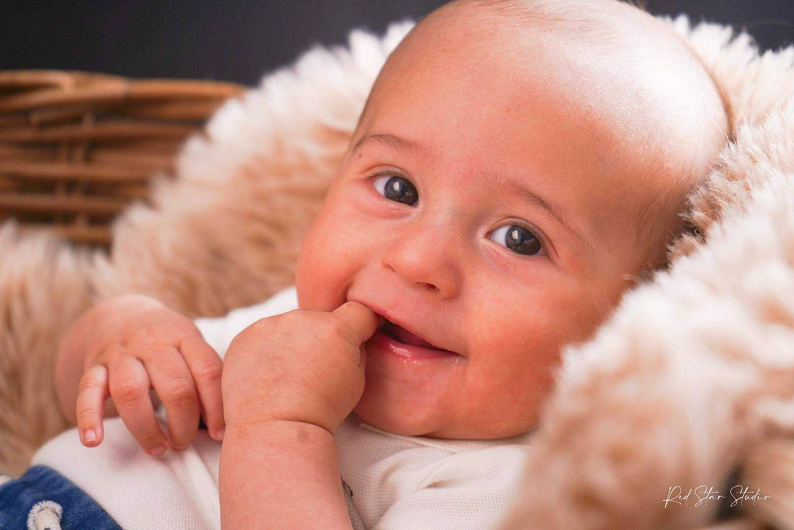 Attilio a rejoint le concours — aidez-le/la à gagner de superbes lots ! baby, cheek, comfort, ear, eye, eyebrow, eyelash, face, facial_expression, finger, gesture, happy, head, iris, lip, mouth, nose, person, skin, smile