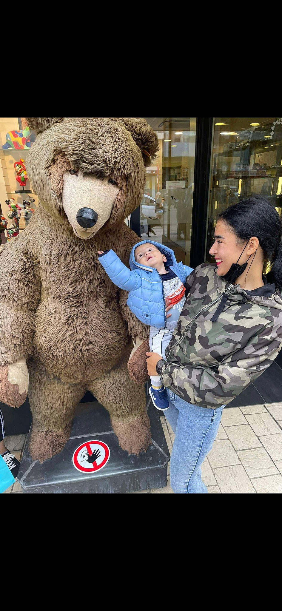 Attilio a rejoint le concours — aidez-le/la à gagner de superbes lots ! art, boot, costume, event, flooring, fun, fur, joy, leisure, luggage_and_bags, mammal, mascot, military_camouflage, person, plush, snout, stuffed_toy, teddy_bear, textile, toy