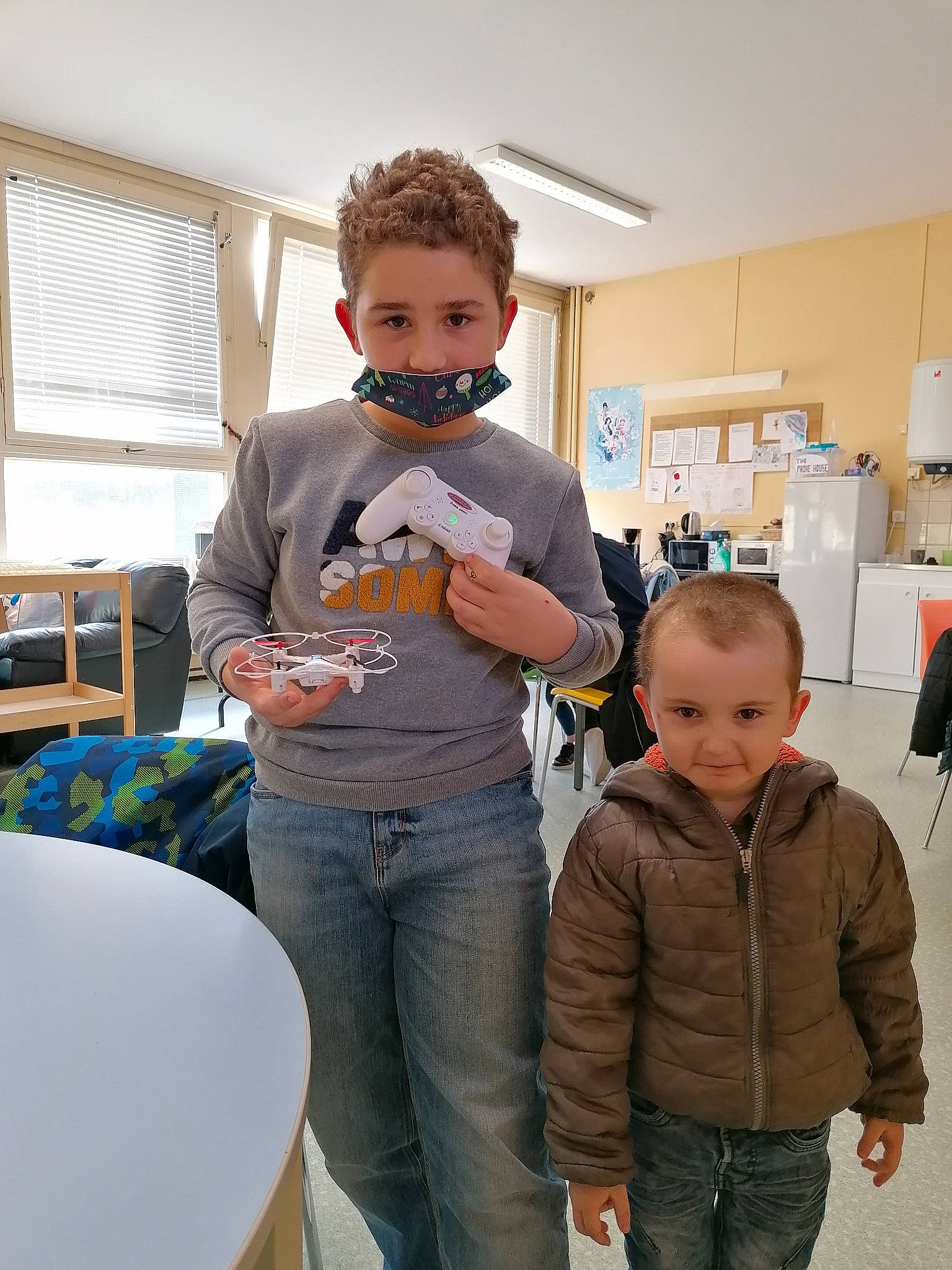 Quentin participe au concours pour gagner de l'argent avec cette photo : child, denim, glove, jacket, jeans, moustache, person, pocket, shipping_box, toddler, trousers, window_blind, window_covering