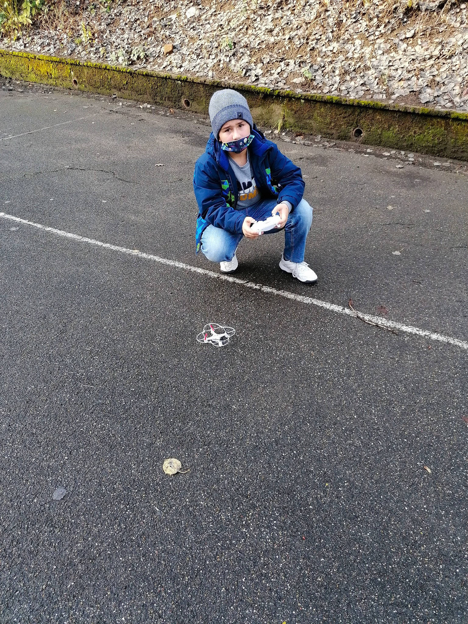 Quentin a rejoint le concours — aidez-le/la à gagner de superbes lots ! active_pants, asphalt, cobalt_blue, concrete, denim, electric_blue, headwear, jacket, jeans, outdoor_shoe, person, road_surface, shadow, sidewalk, sweatpant, tar, walking_shoe