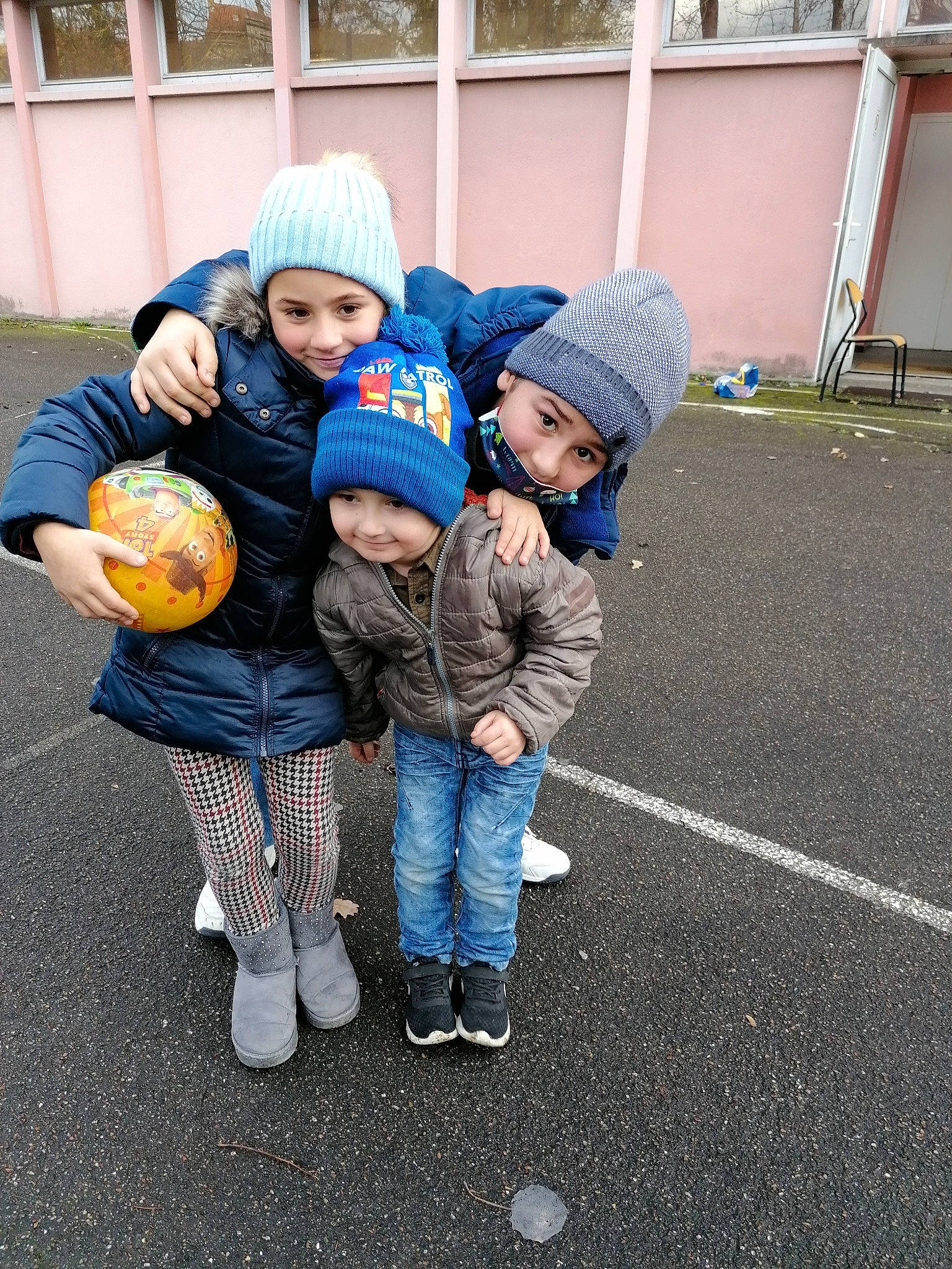 Quentin a rejoint le concours — aidez-le/la à gagner de superbes lots ! baby, baby_toddler_clothing, beanie, bonnet, child, denim, family, headwear, hood, jacket, jeans, joy, knit_cap, person, stuffed_toy, toddler, vegetable, winter, wool