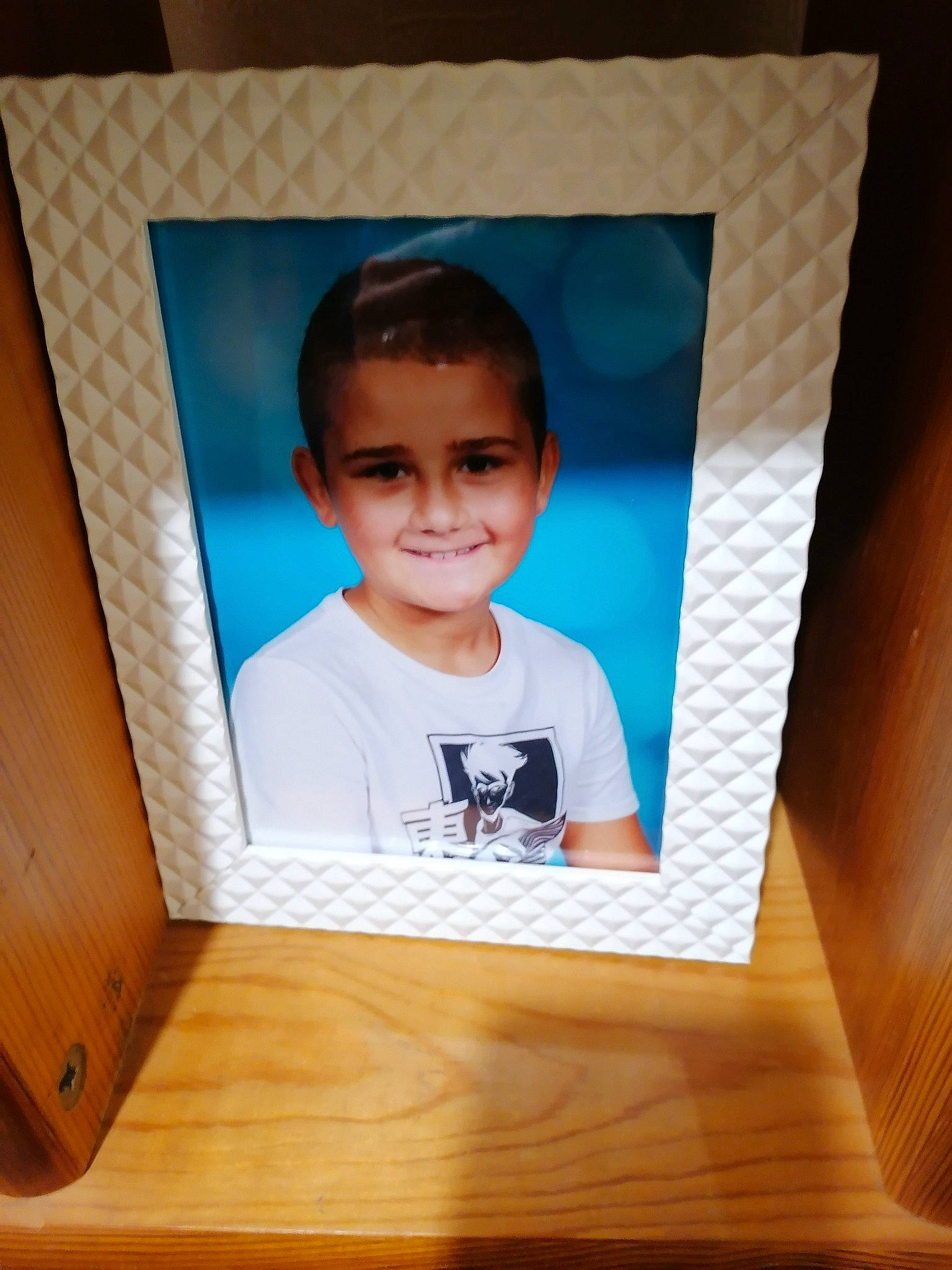 Quentin participe au concours pour gagner de l'argent avec cette photo : hairstyle, hardwood, joy, person, plank, plywood, portrait, rectangle, shirt, t_shirt, varnish, wood, wood_stain