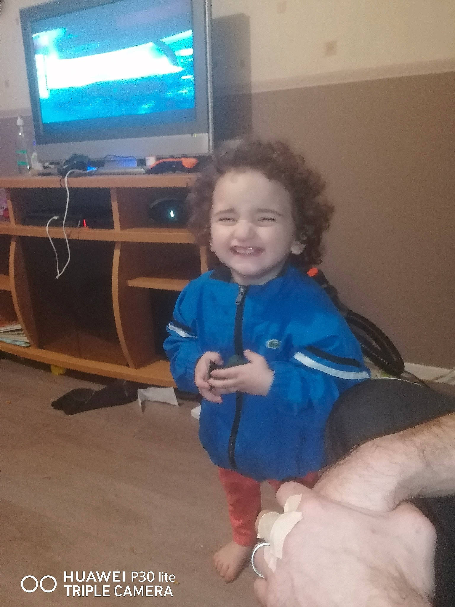 Inaya participe au concours pour gagner de l'argent avec cette photo : electric_blue, entertainment_center, flooring, fun, gesture, hardwood, home_appliance, human_body, joint, joy, leg, mammal, output_device, person, shoulder, skin, smile, television, television_set, thumb