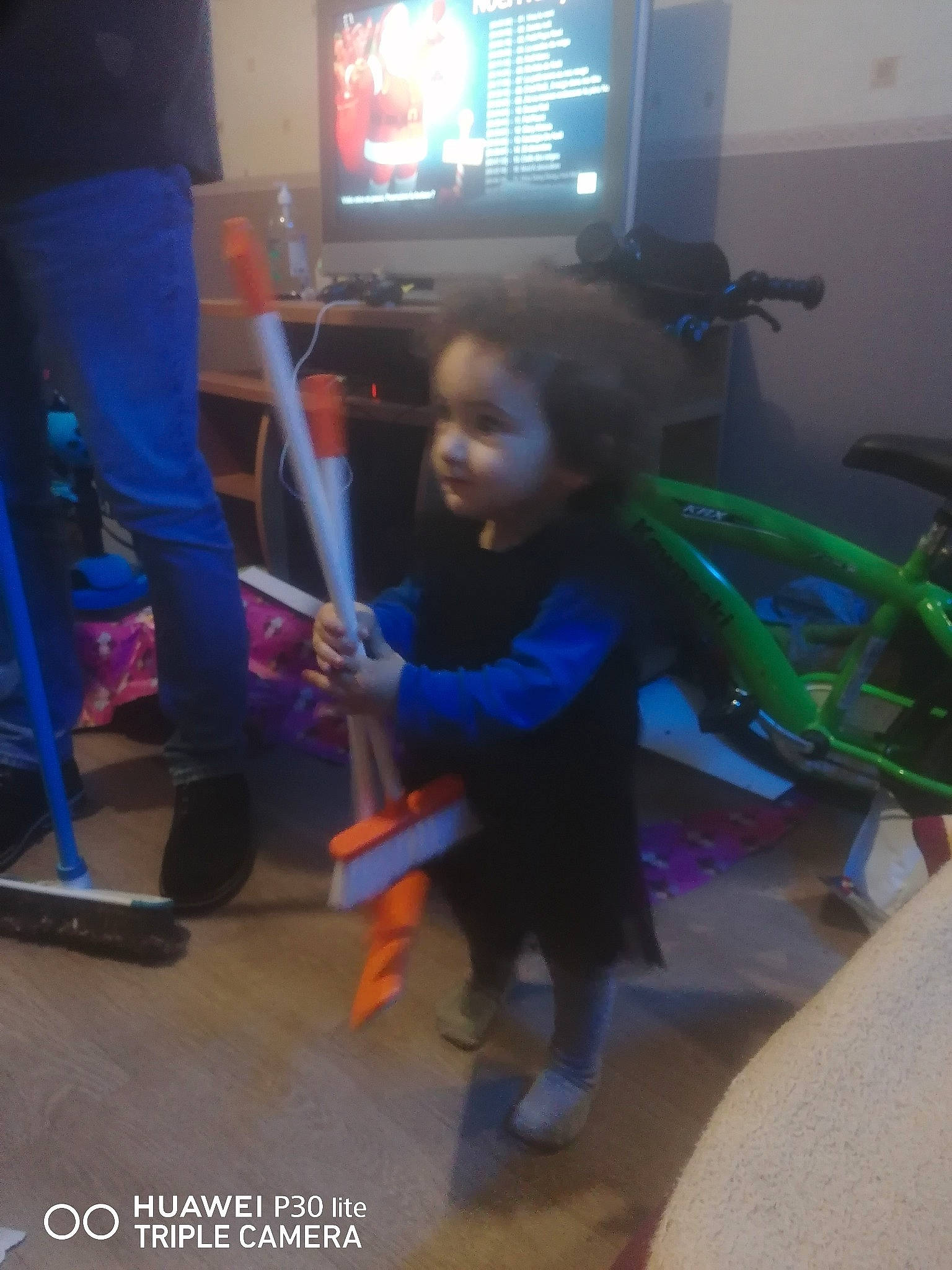 Inaya a rejoint le concours — aidez-le/la à gagner de superbes lots ! child, display_device, electric_blue, electronic_device, entertainment, event, floor, flooring, fun, gadget, joint, led_backlit_lcd_display, leisure, person, recreation, room, standing, technology, television, television_set