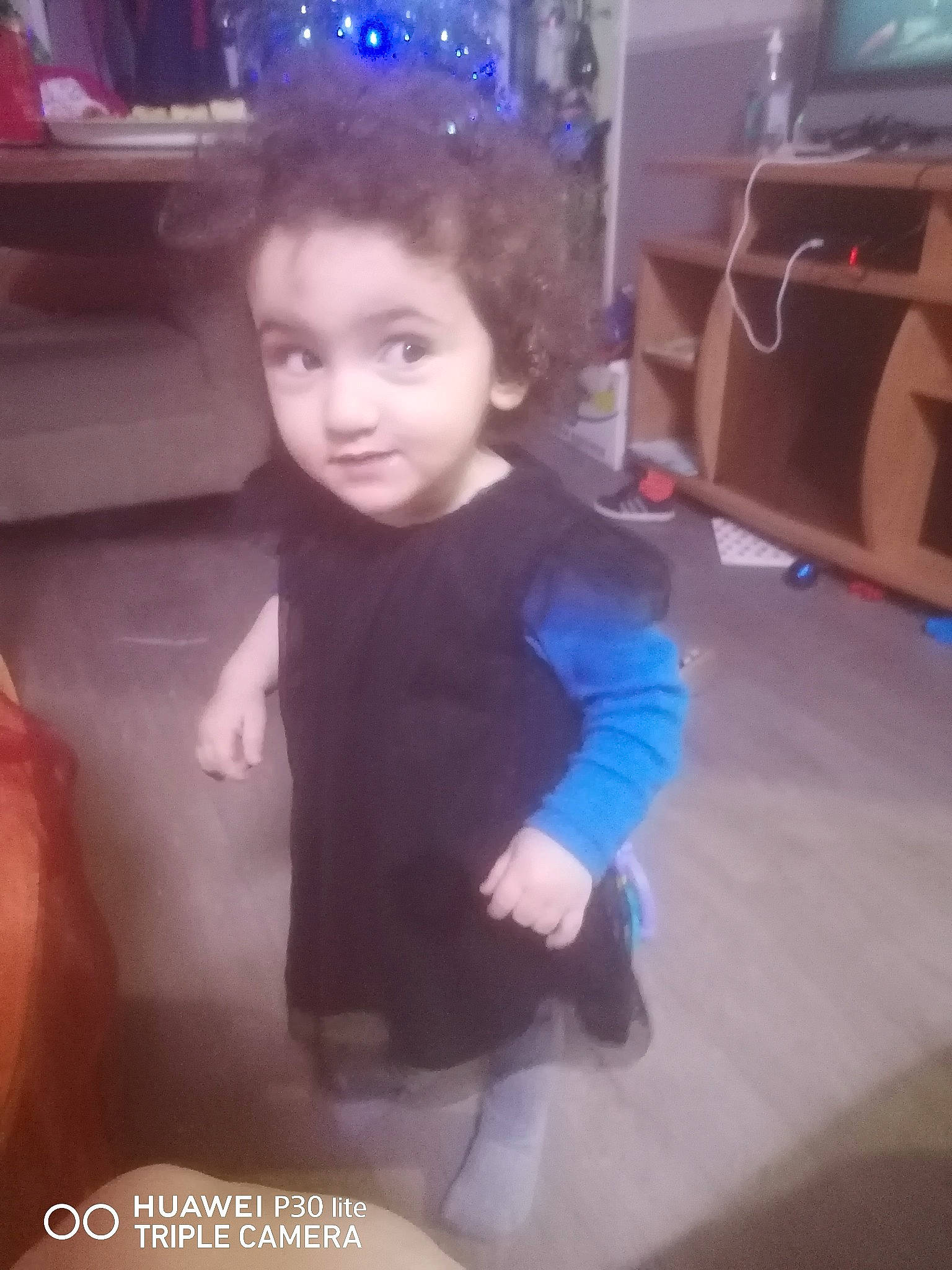 Inaya a rejoint le concours — aidez-le/la à gagner de superbes lots ! chair, child, christmas, electric_blue, event, flooring, fun, fur, happy, holiday, iris, person, play, room, selfie, sitting, smile, suit, television, toddler