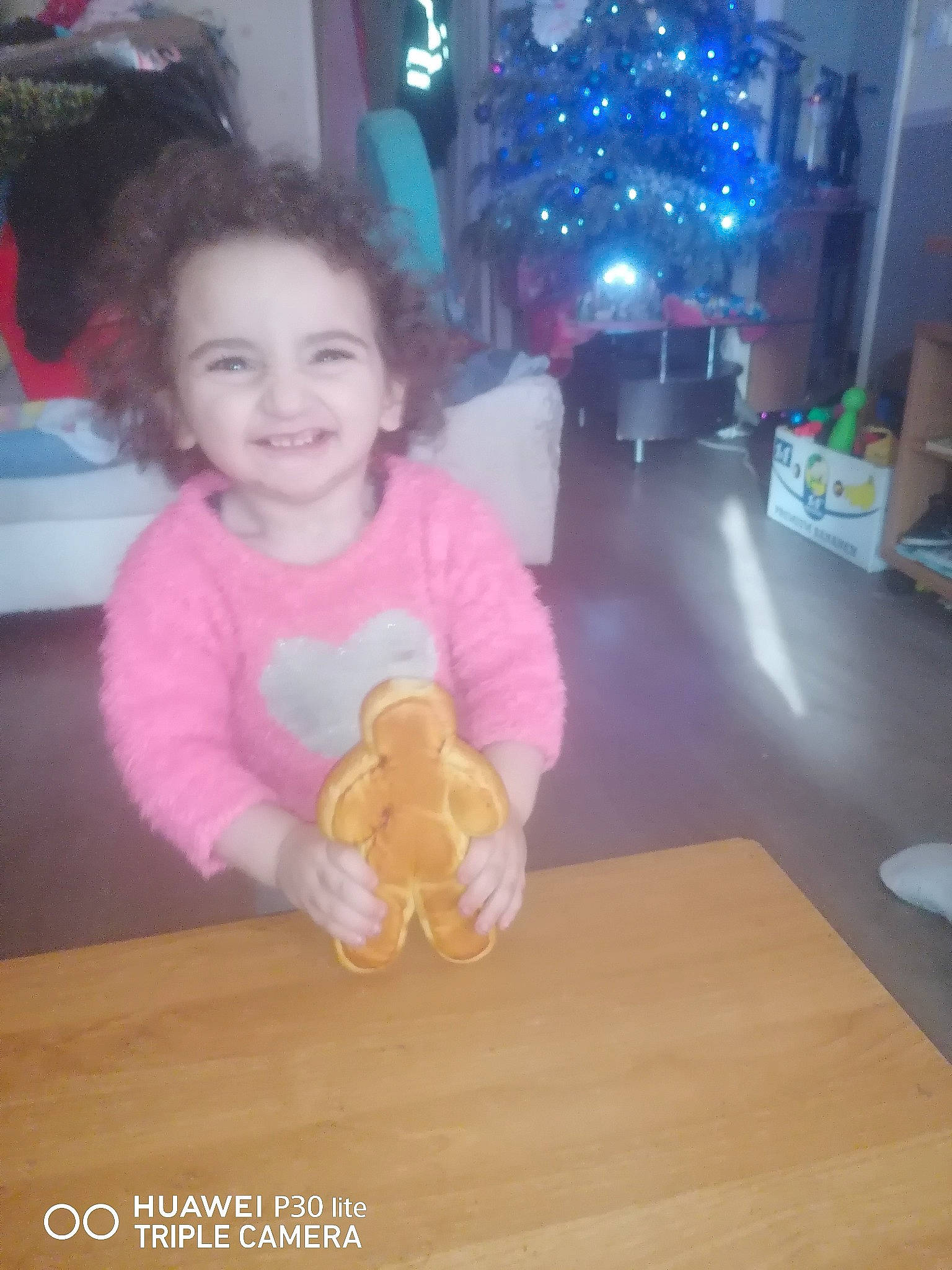 Inaya participe au concours pour gagner de l'argent avec cette photo : baby, baby_toddler_clothing, child, christmas_ornament, christmas_tree, event, flooring, fun, hand, happy, hardwood, holiday, joy, person, pink, purple, room, smile, thumb, toddler