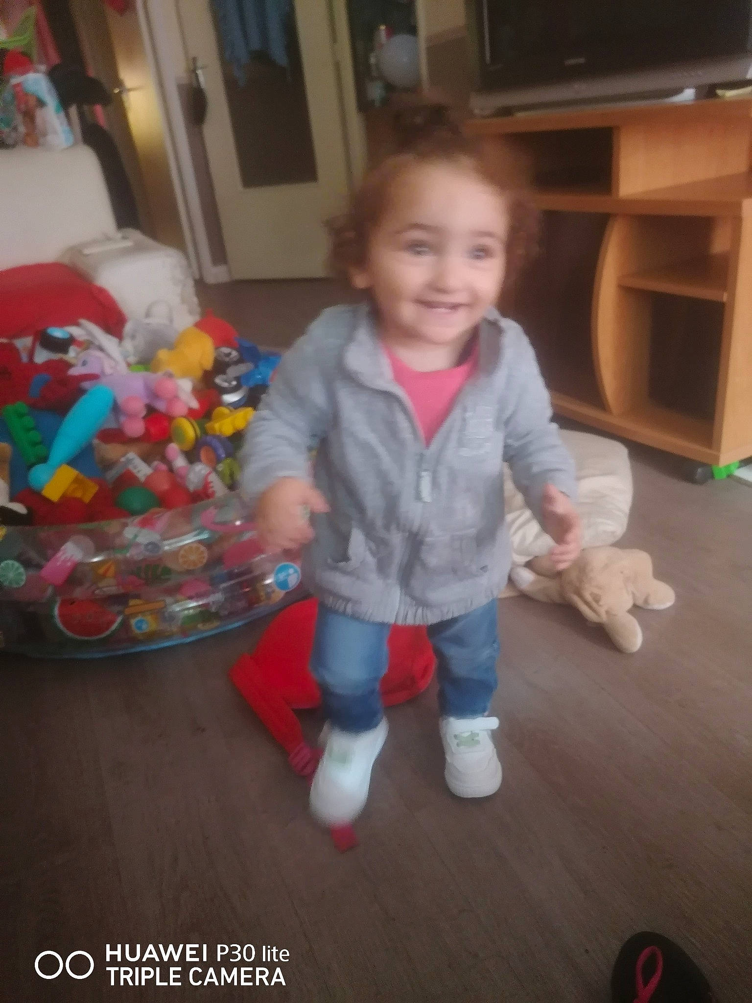 Inaya participe au concours pour gagner de l'argent avec cette photo : baby, baby_toddler_clothing, child, event, floor, flooring, fun, happy, hardwood, human_body, iris, joy, leg, person, play, room, skin, smile, toddler, toy