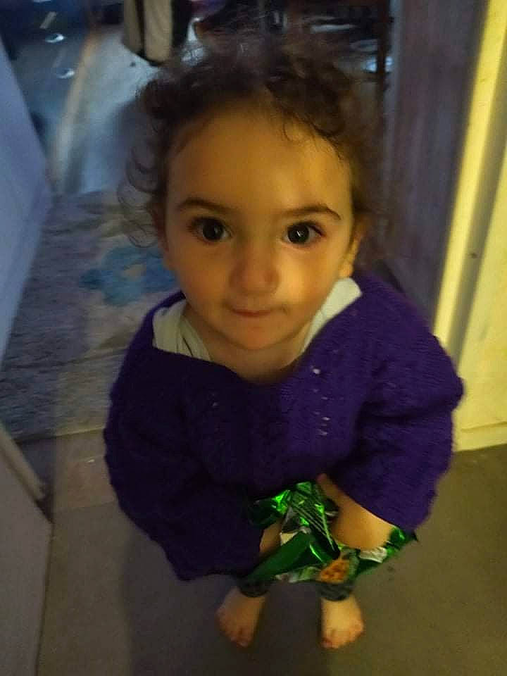 Inaya participe au concours pour gagner de l'argent avec cette photo : baby_toddler_clothing, cheek, chin, eye, facial_expression, forehead, hair, hairstyle, happy, head, iris, lip, mammal, mouth, nose, person, skin, sleeve, smile, standing