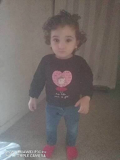 Inaya a rejoint le concours — aidez-le/la à gagner de superbes lots ! baby_toddler_clothing, cheek, chest, cool, floor, flooring, fun, hair, head, jeans, nose, person, shoulder, skin, sleeve, sportswear, t_shirt, thigh, toddler, trunk