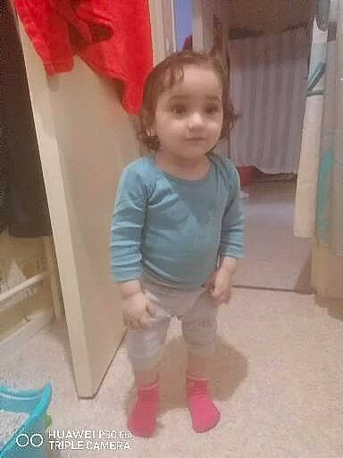 Inaya a rejoint le concours — aidez-le/la à gagner de superbes lots ! baby, baby_toddler_clothing, cheek, child, facial_expression, floor, flooring, fun, hair, human_leg, knee, nose, person, skin, sleeve, smile, standing, t_shirt, thumb, toddler