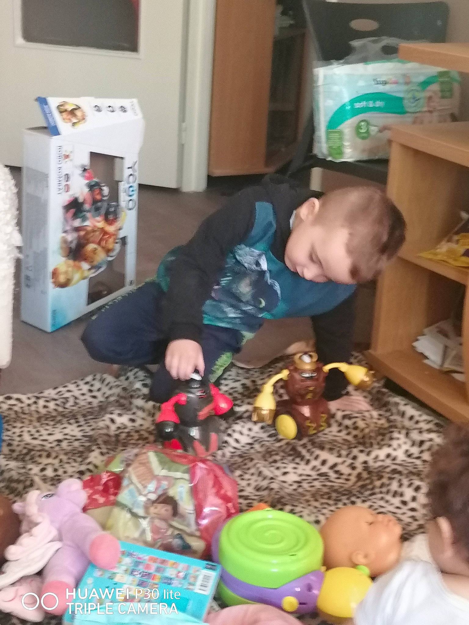 Jessy participe au concours pour gagner de l'argent avec cette photo : baby, baby_toys, box, child, event, fun, holiday, party, person, plastic, play, room, sharing, shelf, sitting, stuffed_toy, toddler, toy, toy_vehicle