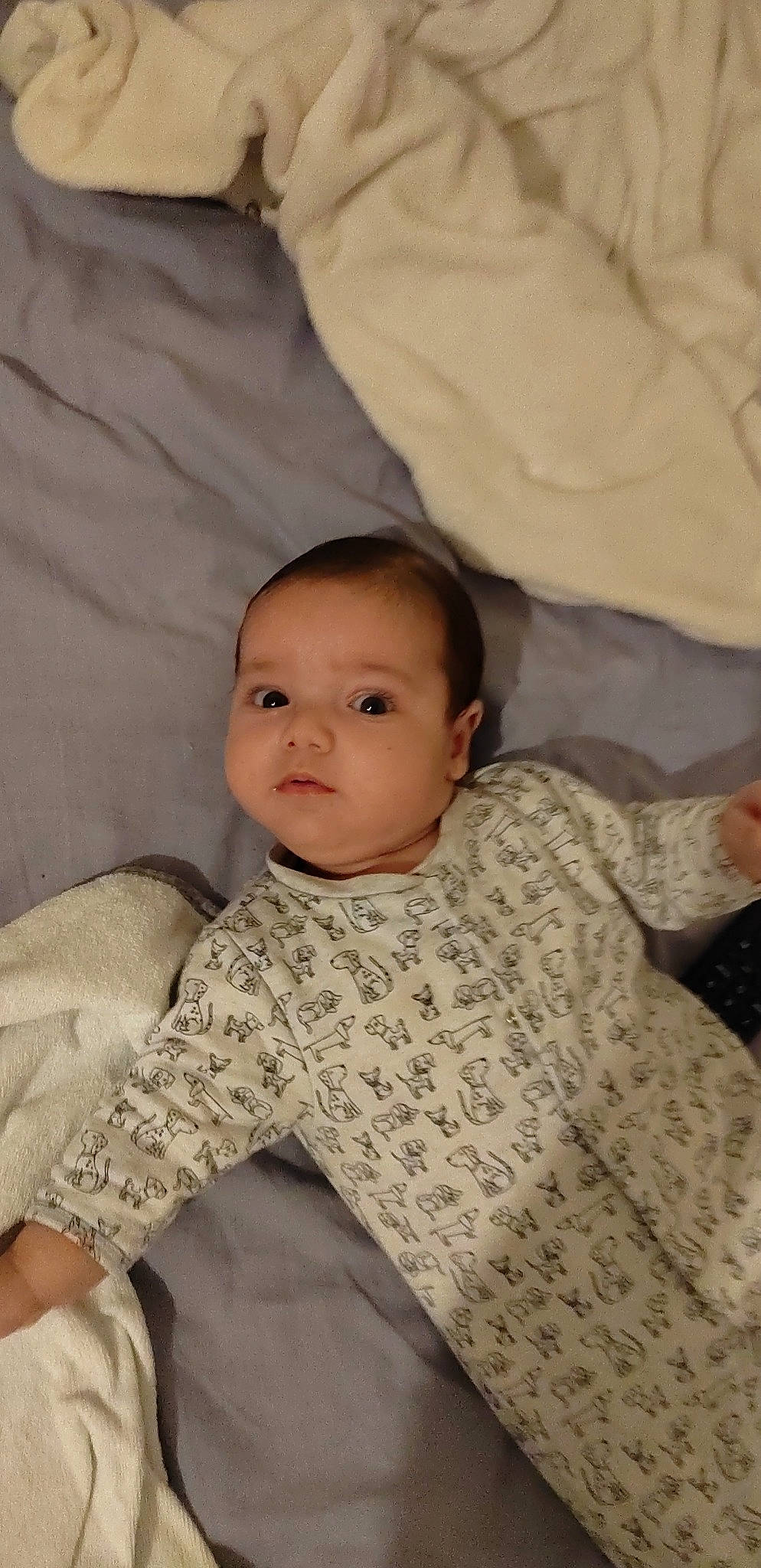 Lyad a rejoint le concours — aidez-le/la à gagner de superbes lots ! baby, baby_toddler_clothing, bedding, cheek, child, chin, comfort, eye, flooring, happy, head, linens, nose, pattern, person, sitting, skin, sleeve, textile, toddler