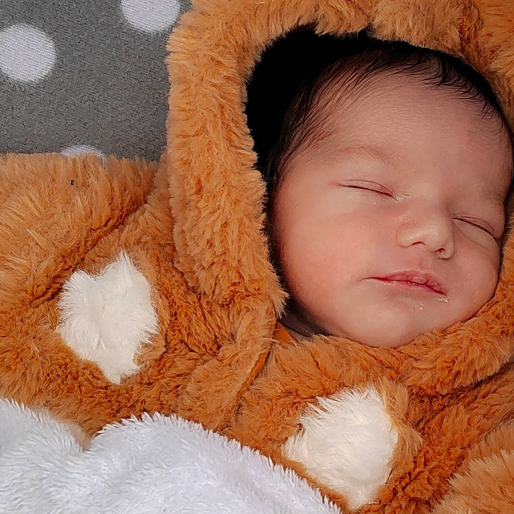 Lyad participe au concours pour gagner de l'argent avec cette photo : cheek, chin, comfort, eye, eyebrow, eyelash, face, facial_expression, finger, fur_clothing, gesture, happy, head, headgear, iris, lip, nose, person, skin, toddler