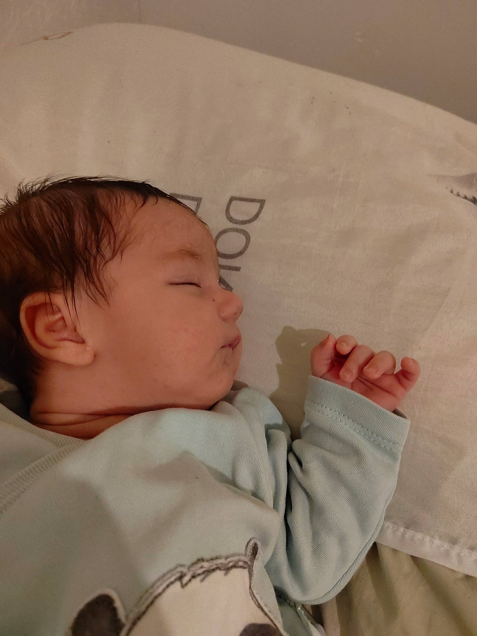 Lyad participe au concours pour gagner de l'argent avec cette photo : baby, baby_sleeping, baby_toddler_clothing, bed, bedding, bedtime, cheek, child, comfort, flesh, hand, happy, linens, nap, person, room, skin, sleeve, textile, thumb