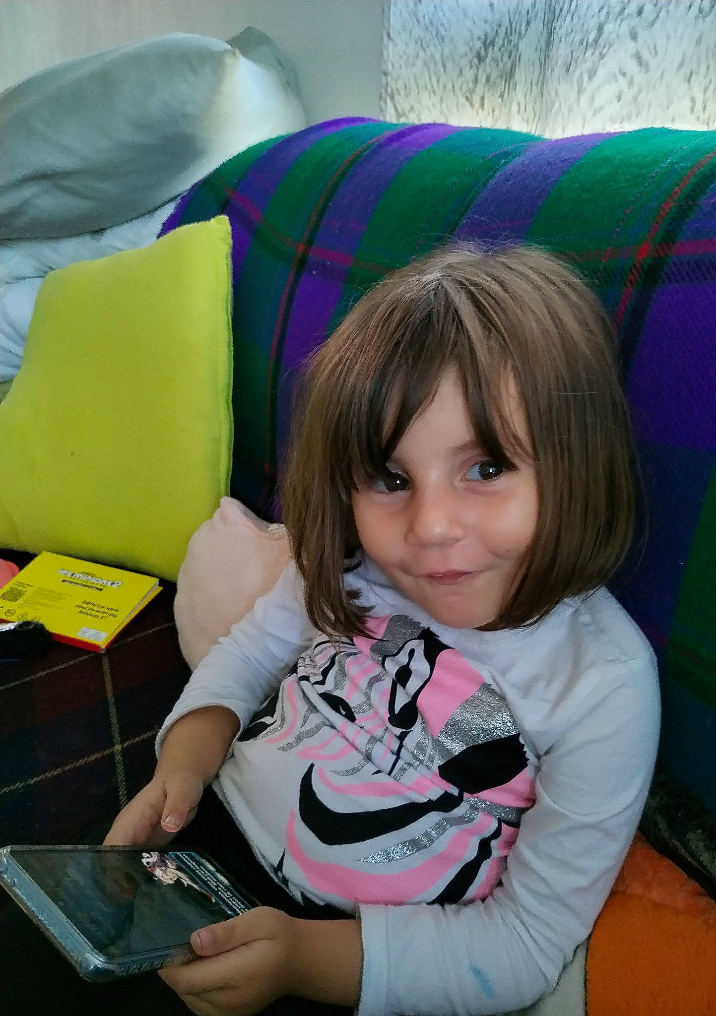 Sylvie participe au concours pour gagner de l'argent avec cette photo : bangs, child, comfort, fashion_accessory, fun, gadget, grass, hairstyle, happy, hime_cut, joy, lap, leisure, magenta, mobile_phone, office_equipment, pattern, person, play, recreation