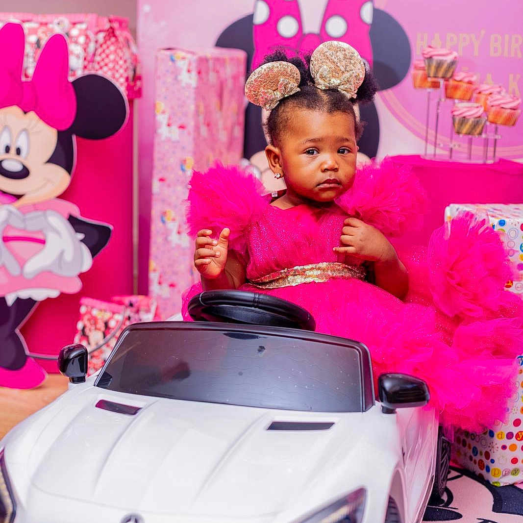 Aïna participe au concours pour gagner de l'argent avec cette photo : toddler, child, toy_car, mercedes, pink_dress, birthday, party, balloons, minnie_mouse, headband, gift_wrap, cupcakes, celebration, indoor, portrait, person, cute, decorations, happy, fun