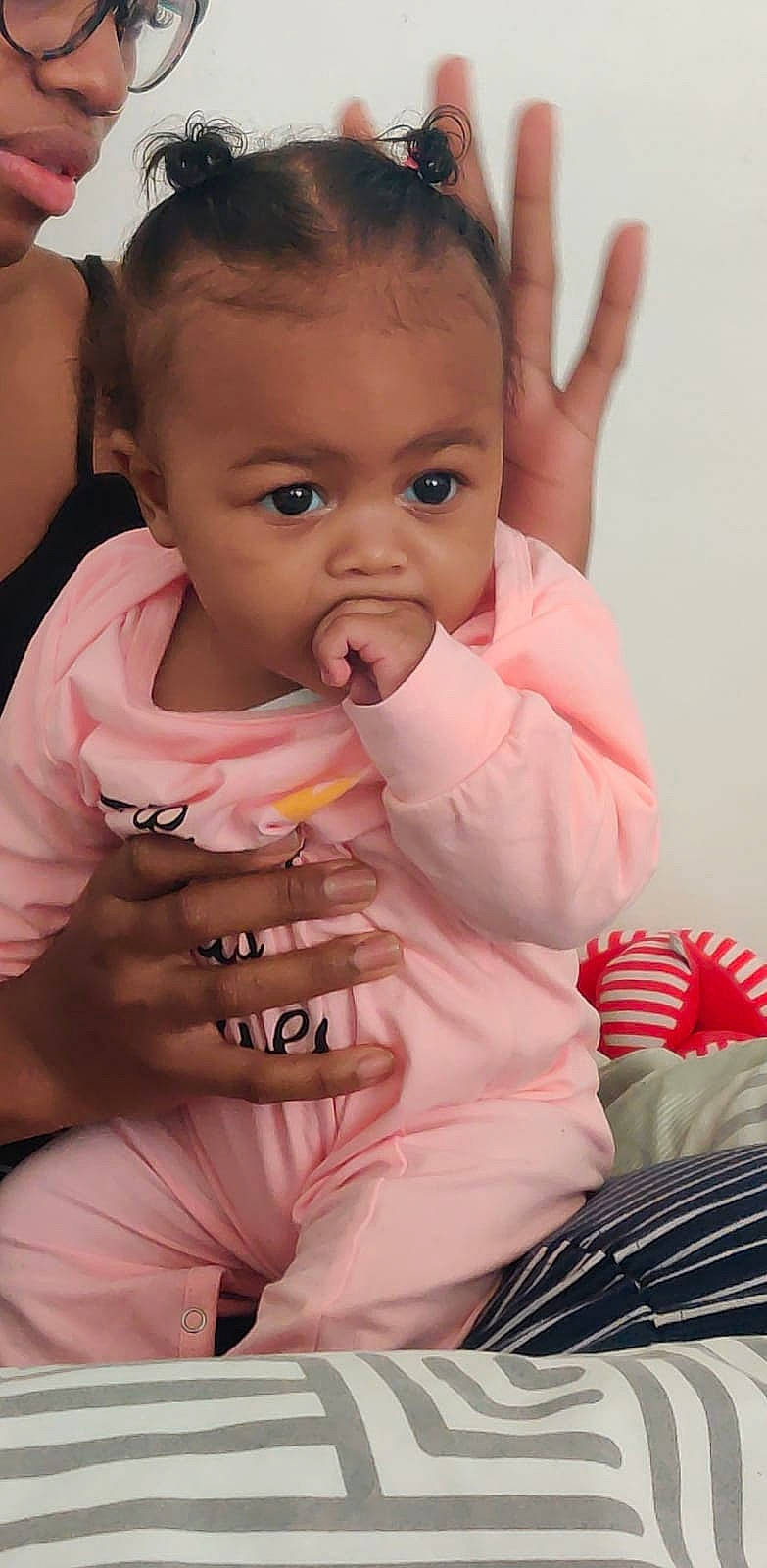 Aaliyah participe au concours pour gagner de l'argent avec cette photo : baby, baby_toddler_clothing, cheek, eye, eyelash, finger, gesture, hair, hand, happy, iris, lip, mouth, nail, neck, nose, person, pink, skin, thumb