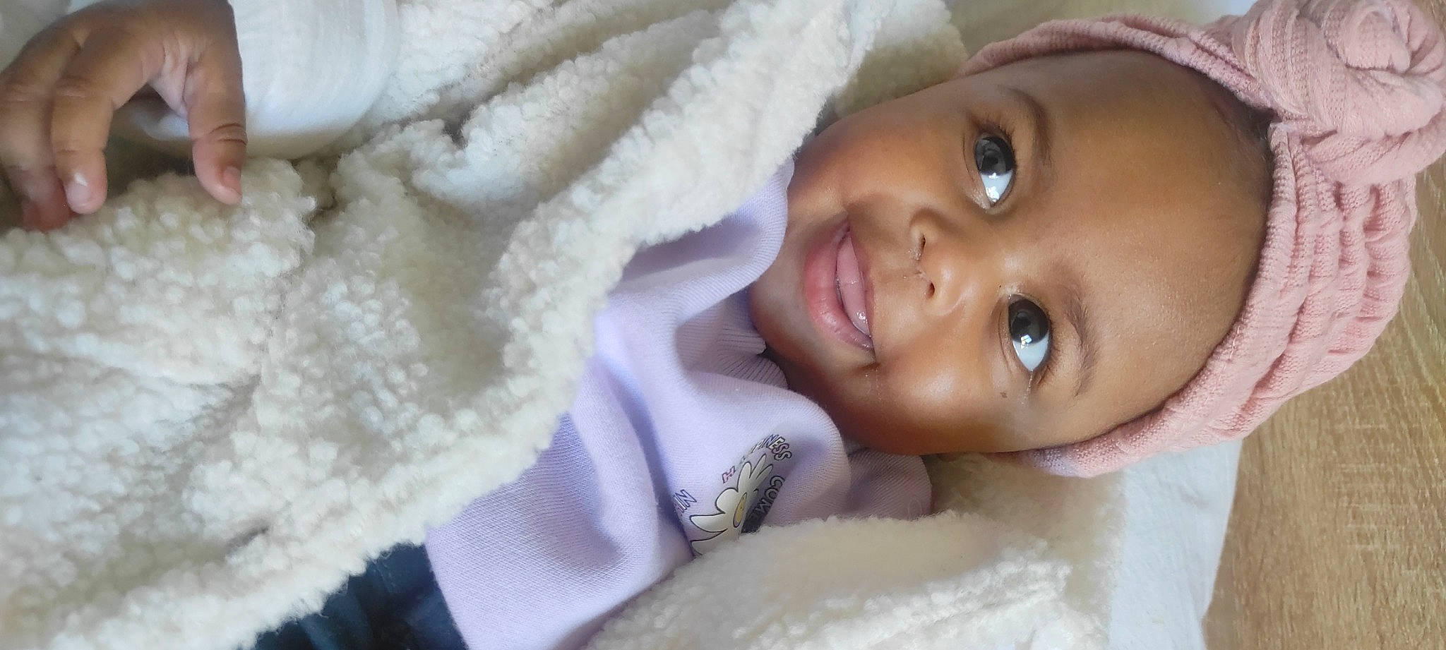 Aaliyah participe au concours pour gagner de l'argent avec cette photo : baby, cheek, child, chin, comfort, eyebrow, eyelash, fashion_accessory, fur, happy, iris, laugh, linens, lip, mouth, nose, person, skin, smile, toddler