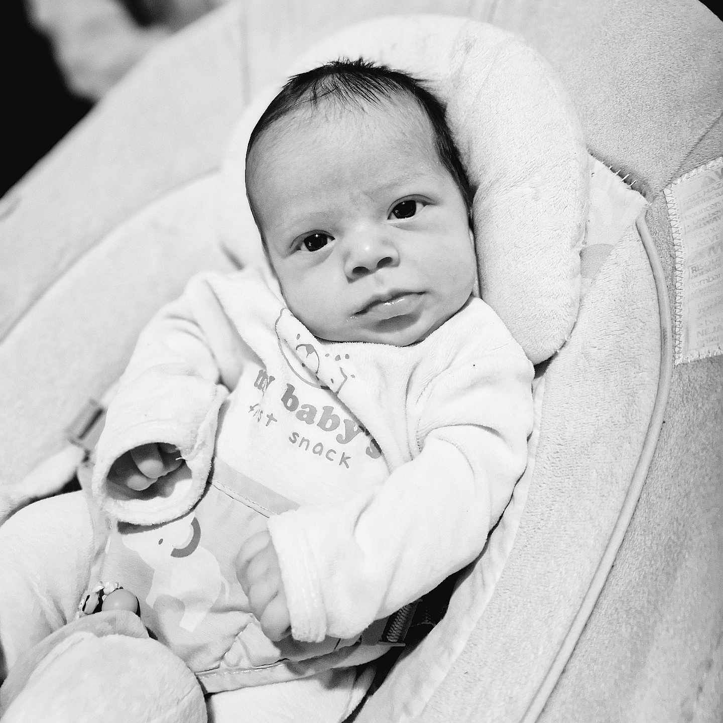 Leo a rejoint le concours — aidez-le/la à gagner de superbes lots ! baby, bed, bodypart, clothing, couch, cradle, crib, cushion, face, finger, furniture, hand, head, homedecor, infantbed, newborn, person, photography, portrait, sleeping