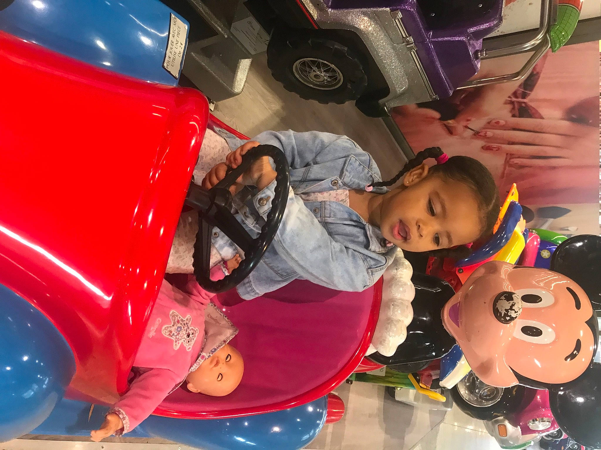 Leanah a rejoint le concours — aidez-le/la à gagner de superbes lots ! automotive_design, automotive_exterior, automotive_lighting, automotive_tire, automotive_wheel_system, bumper, car, child, event, fun, happy, hood, leisure, motor_vehicle, person, tire, toddler, vehicle, vehicle_door, wheel