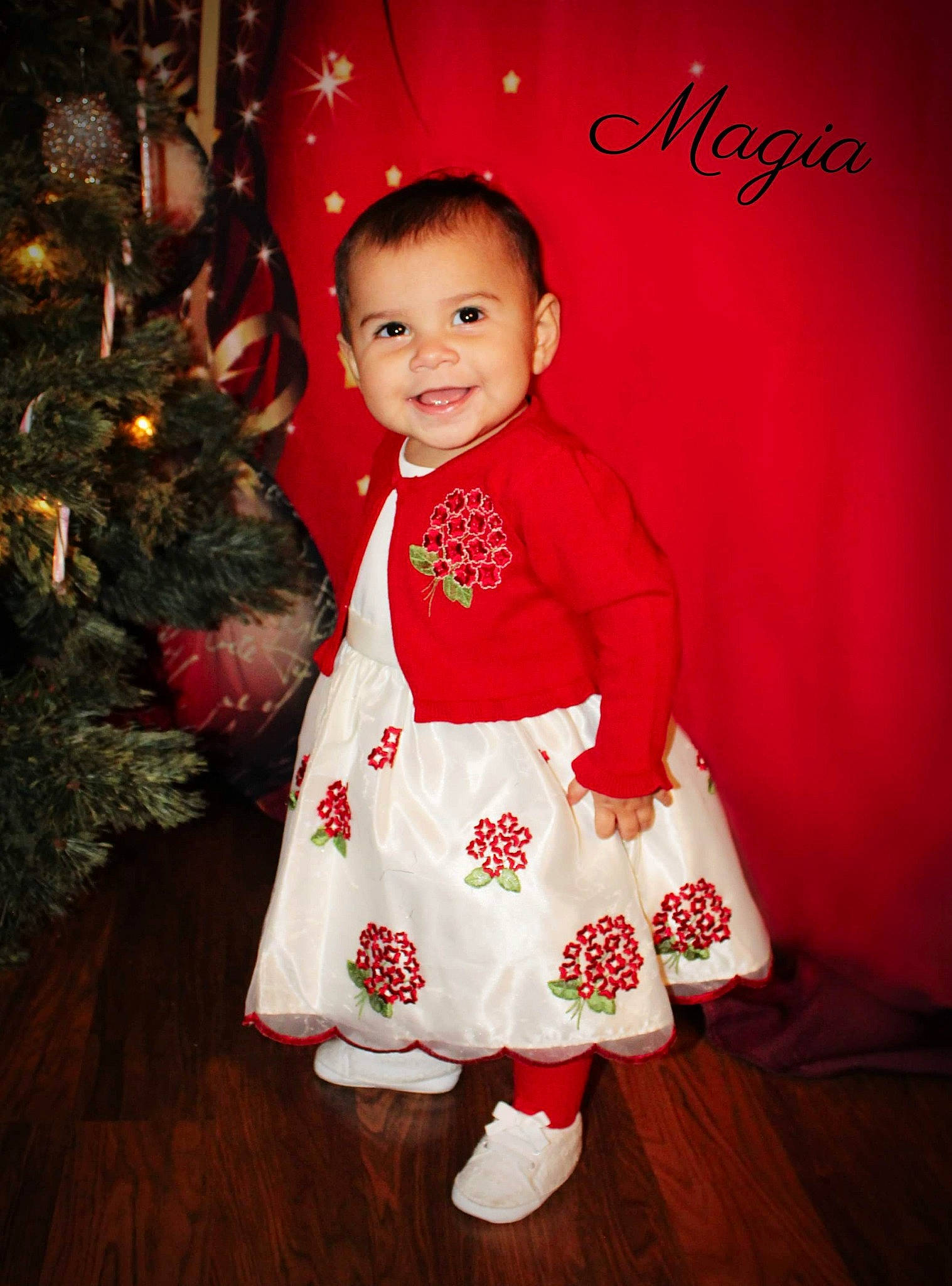 Magia is registered to the contest to win money with this photo: baby_toddler_clothing, child, child_model, christmas, christmas_decoration, christmas_eve, christmas_ornament, christmas_tree, costume, flooring, holiday, holiday_ornament, interior_design, joy, ornament, person, red, sleeve, sock, toddler