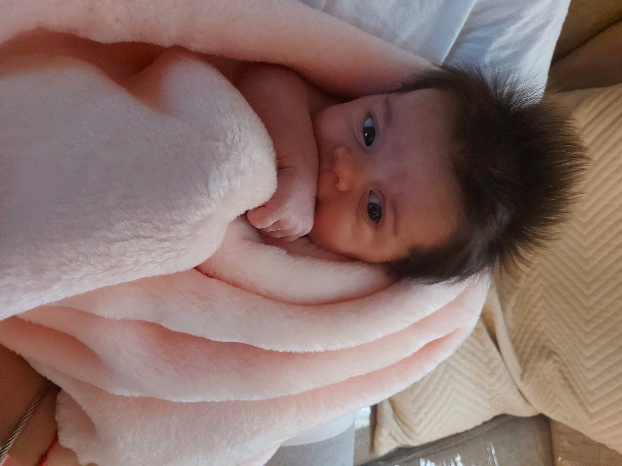 Djeen a rejoint le concours — aidez-le/la à gagner de superbes lots ! baby, baby_toddler_clothing, cheek, chin, comfort, eyebrow, eyelash, finger, gesture, hand, iris, lip, mouth, nail, neck, nose, person, skin, sleeve, thumb