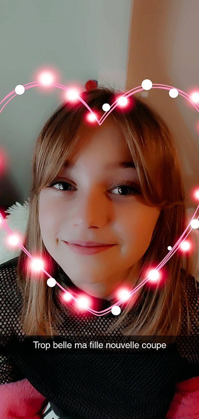 Loane participe au concours pour gagner de l'argent avec cette photo : black_hair, cheek, chin, christmas_ornament, cool, eye, eyebrow, eyelash, facial_expression, flash_photography, hair, hairstyle, happy, head, joy, light, lip, mouth, nose, person