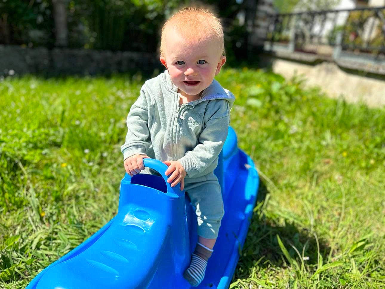 Leo participe au concours pour gagner de l'argent avec cette photo : baby, baby_toddler_clothing, child, electric_blue, face, fun, grass, grass_family, happy, lawn, leisure, people_in_nature, person, photograph, plant, playground, recreation, sitting, smile, summer