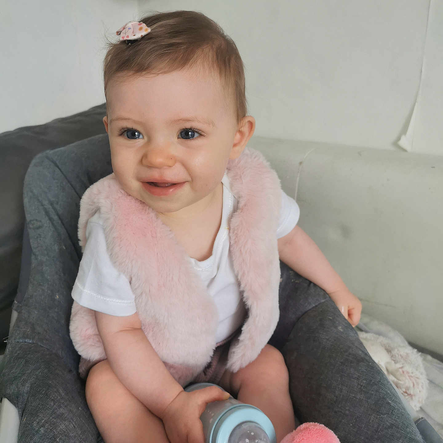 Eden a rejoint le concours — aidez-le/la à gagner de superbes lots ! baby, babylaughing, blanket, bodypart, chair, couch, cushion, face, finger, furniture, hand, happy, head, homedecor, newborn, person, photography, portrait, sitting, smile