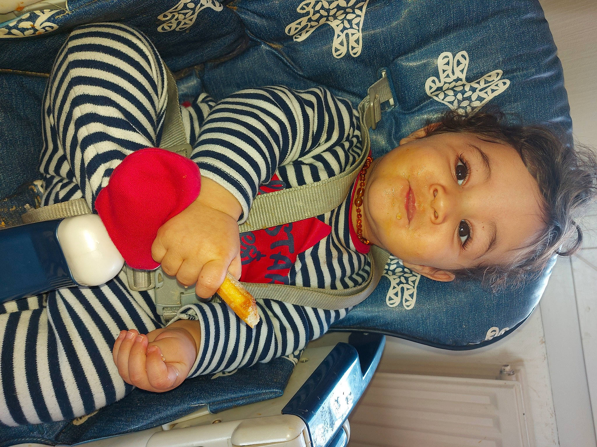 Elouen a rejoint le concours — aidez-le/la à gagner de superbes lots ! arm, baby_toddler_clothing, beauty, child, comfort, finger, foot, gesture, happy, head, headgear, human_body, human_leg, organ, person, sleeve, smile, textile, thigh, thumb