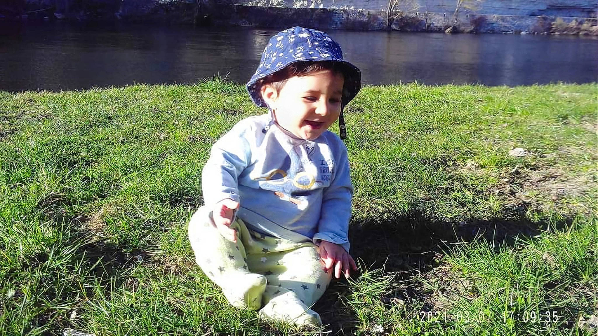 Elouen a rejoint le concours — aidez-le/la à gagner de superbes lots ! baseball_cap, cap, child, grass, grass_family, grassland, happy, hat, landscape, lawn, leisure, meadow, nature, outerwear, people_in_nature, person, plant, smile, sun_hat, toddler