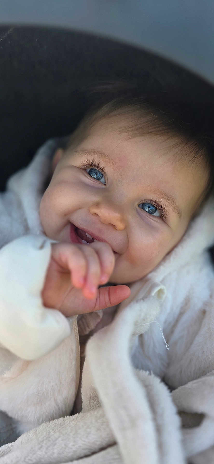 Lou a rejoint le concours — aidez-le/la à gagner de superbes lots ! baby, blue_eyes, blanket, close_up, cute, face, fluffy, happy, infant, innocence, joy, mouth, person, portrait, skin, smile, soft, toddler, warm, wrapping