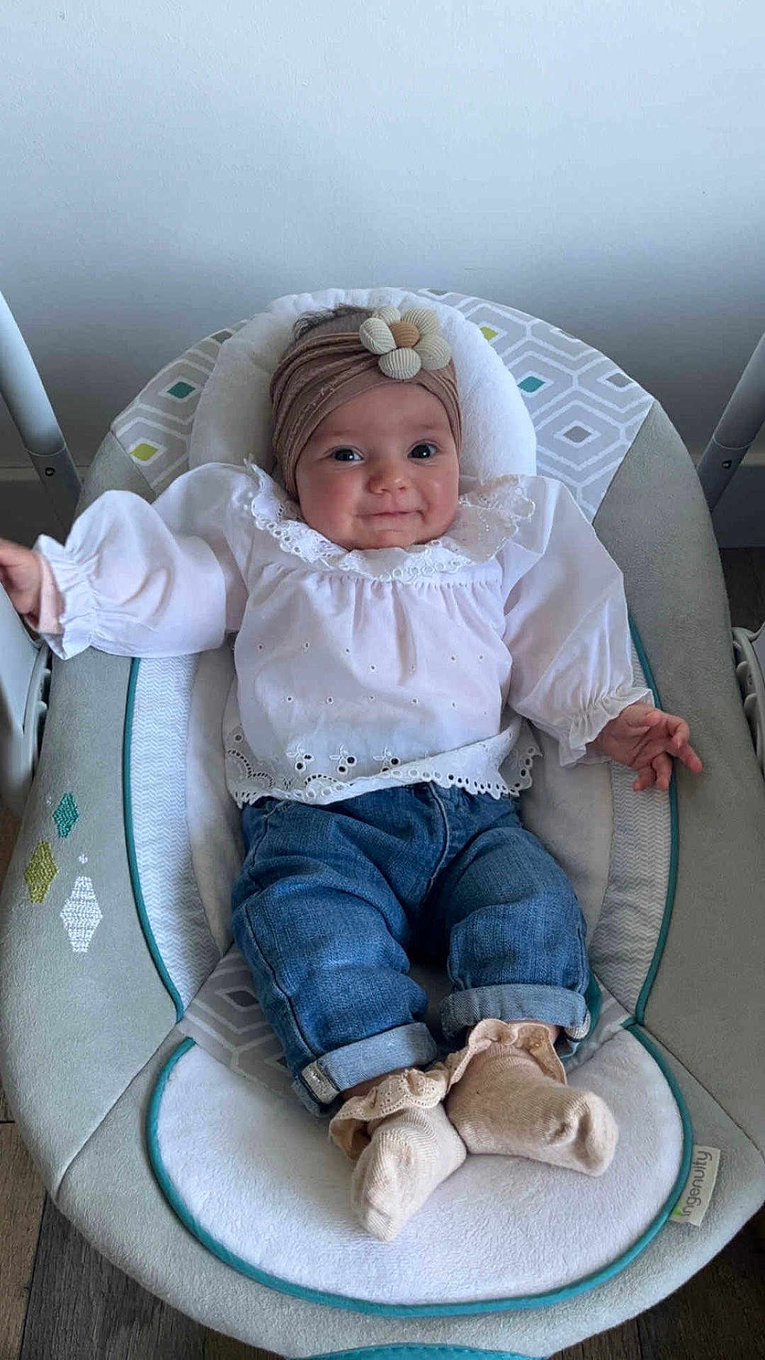 Luna a rejoint le concours — aidez-le/la à gagner de superbes lots ! baby, infant, smiling, headband, flower, white_blouse, denim_pants, socks, baby_seat, cushion, indoor, happy, cute, child, person, portrait, relaxed, clothing, floor, wooden_floor