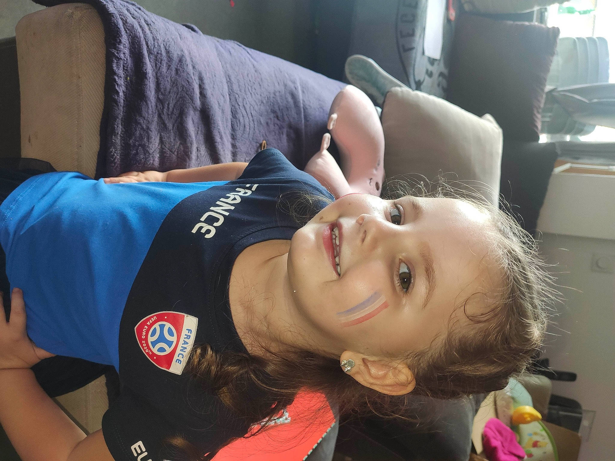 Inaya a rejoint le concours — aidez-le/la à gagner de superbes lots ! cheek, child, comfort, elbow, eyelash, fun, hair_care, hair_coloring, happy, jaw, joy, mouth, person, room, sitting, smile