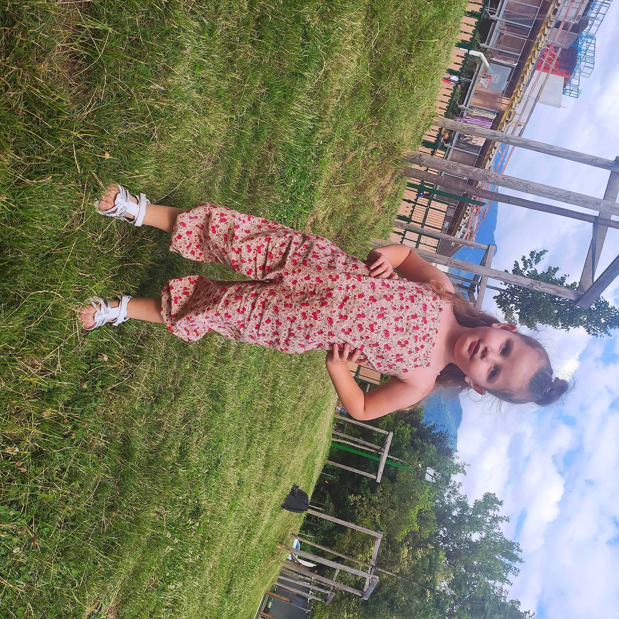 Inaya a rejoint le concours — aidez-le/la à gagner de superbes lots ! cloud, design, eyewear, fun, grass, grassland, green, happy, landscape, leisure, pattern, people_in_nature, person, plant, recreation, shrub, sky, smile, tree, vacation