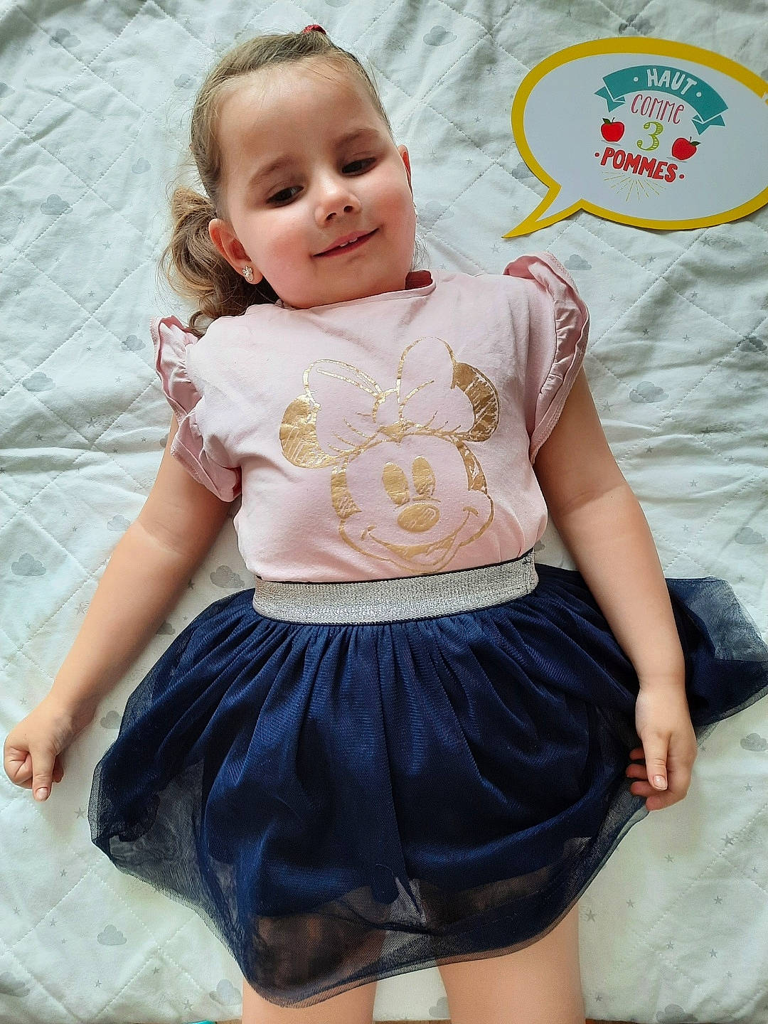 Inaya a rejoint le concours — aidez-le/la à gagner de superbes lots ! abdomen, baby_toddler_clothing, hairstyle, happy, joy, knee, neck, outerwear, person, photograph, pink, ruffle, skin, sleeve, smile, t_shirt, textile, thigh, toddler, trunk