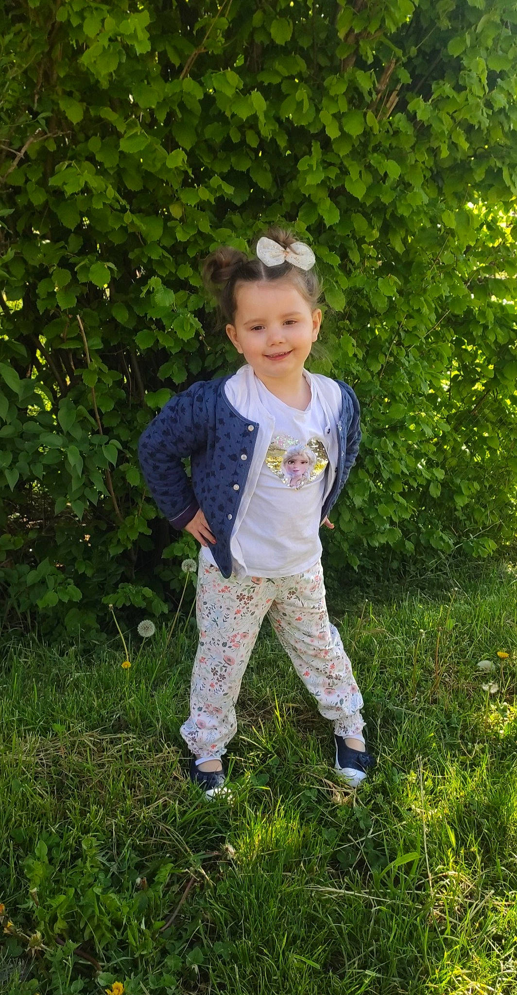 Inaya a rejoint le concours — aidez-le/la à gagner de superbes lots ! baby, baby_toddler_clothing, botany, child, electric_blue, fun, garden, grass, grassland, happy, head, joy, lawn, leaf, leisure, people_in_nature, person, plant, sleeve, smile