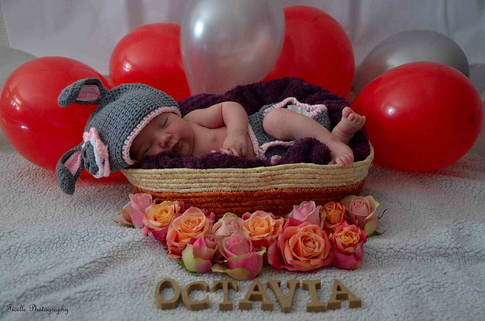 Octavia participe au concours pour gagner de l'argent avec cette photo : baby, balloon, child, headwear, person, pink, red, toy