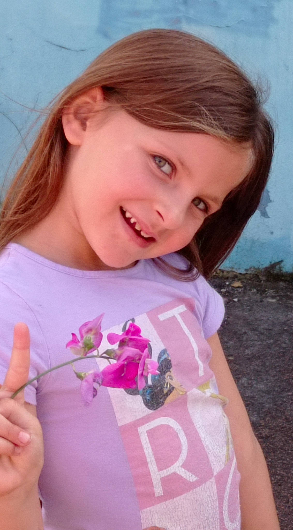 Sacha participe au concours pour gagner de l'argent avec cette photo : eye, eyelash, face, facial_expression, flower, grass, hair, hairstyle, happy, head, iris, joy, lip, neck, person, petal, pink, plant, skin, sleeve