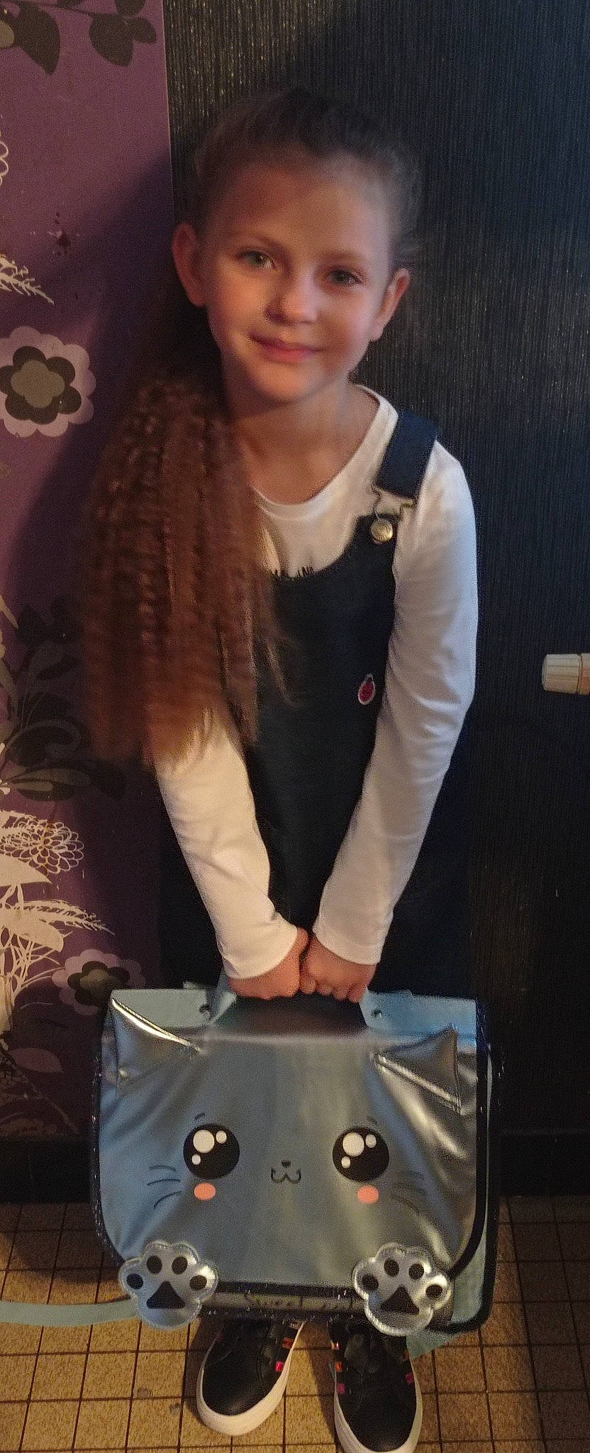 Sacha participe au concours pour gagner de l'argent avec cette photo : audio_equipment, bangs, brown_hair, cooking, eyewear, fashion, fashion_accessory, fashion_design, fun, fur, jewellery, joy, necklace, person, shoulder, sitting, sleeve, street_fashion, t_shirt, thigh