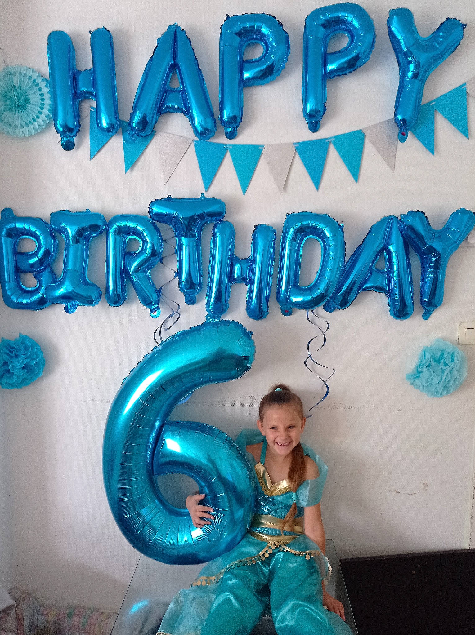 Sacha participe au concours pour gagner de l'argent avec cette photo : advertising, aqua, azure, beauty, blue, electric_blue, event, facial_expression, flash_photography, font, fun, graphic_design, graphics, green, happy, joy, leisure, logo, person, photo_caption