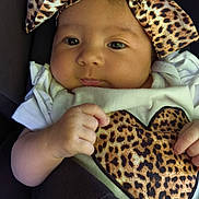 Siana a rejoint le concours — aidez-le/la à gagner de superbes lots ! baby, infant, child, headband, leopard_print, heart_shape, clothing, car_seat, seatbelt, cute, portrait, face, hand, skin, eyes, white_shirt, fashion, adorable, young, sitting